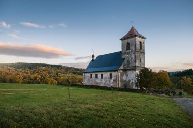 Sonbaharda terk edilmiş Vrchni Orlice köyündeki Aziz John Kilisesi.