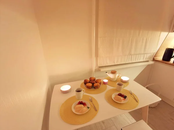Jantar Romântico Uma Cozinha Branca Luz Velas — Fotografia de Stock
