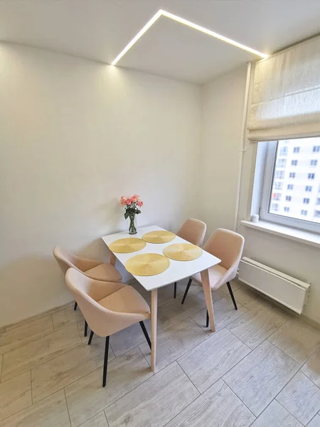 Sudut Dapur Kecil Dengan Dinding Putih Meja Makan Dan Kursi — Stok Foto