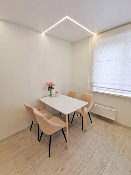 Kleine Küchenecke Mit Weißen Wänden Esstisch Und Beigen Sesseln Vase — Stockfoto