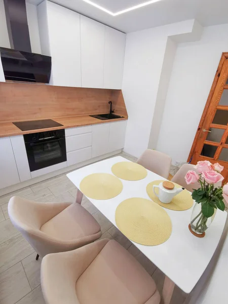 小的白色厨房内部 现代简约的白色带有黑色和木制元素的公寓 — 图库照片