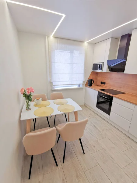 Interior Dapur Putih Kecil Apartemen Minimalis Modern Berwarna Putih Dengan — Stok Foto