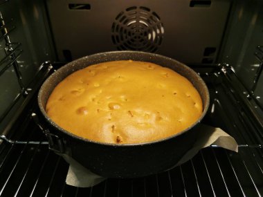 Ev yapımı elmalı turta. Sonbahar pastası Charlotte. Turta fırında.