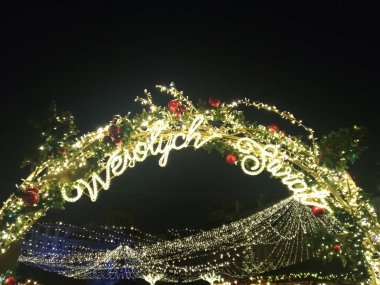 Yeşil ladin dalları üzerine yeni yıl ve yılbaşı dekoru siyah gökyüzü arka planına karşı. Noel ışıkları