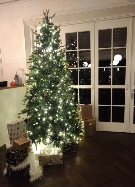 Árvore Natal Com Presentes Iluminada Apartamento Acolhedor Noite Natal Ano — Fotografia de Stock