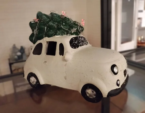Weihnachten Dekoratives Weißes Auto Mit Einem Baum Auf Dem Dach — Stockfoto