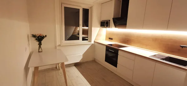 Malý Bílý Interiér Kuchyně Moderní Minimalistický Byt Bílé Černými Dřevěnými — Stock fotografie