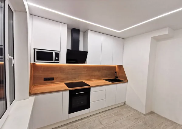Lille Hvidt Køkken Interiør Moderne Minimalistisk Lejlighed Hvid Med Sorte - Stock-foto