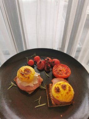 Siyah tabakta domatesli yumurta..