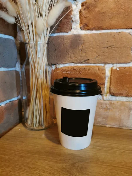 Ett Glas Kaffe Ett Café Tegelvägg Bakgrund Ett Träbord — Stockfoto