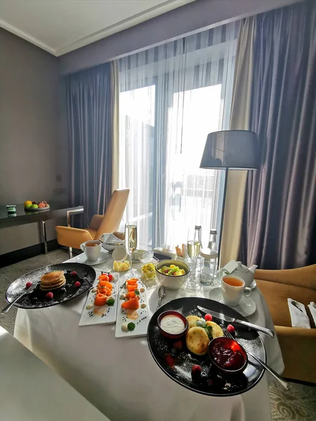 Pequeno Almoço Luxuoso Para Recém Casados Hotel Pequeno Almoço Quarto — Fotografia de Stock