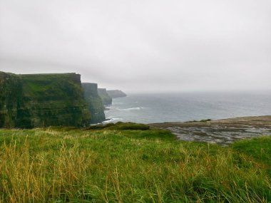 Yazın Moher Kayalıkları manzarası. İrlanda 'da uçurum, County Clare' de Atlantik Okyanusu 'nda.