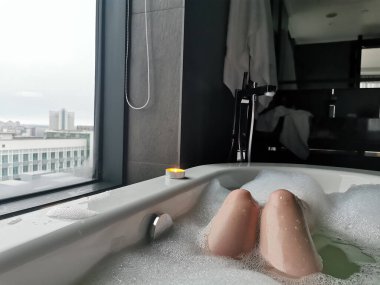 Kız banyo yapıyor. Dinlenme ve rahatlama, spa tedavileri.