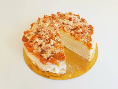 Beyaz arka planda kurutulmuş kayısılı ev yapımı kek. Ballı kek. Beyazda izole edilmiş. Çay ya da kahve için tatlı ve lezzetli bir tatlı. Yan görünüm.