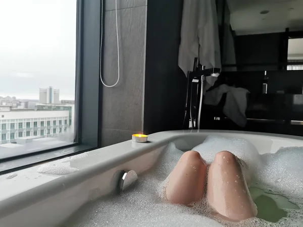 Kız banyo yapıyor. Dinlenme ve rahatlama, spa tedavileri.