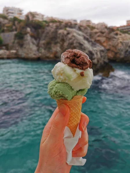 Delicioso Sorvete Fundo Das Rochas Mar Costa Mar Egeu — Fotografia de Stock