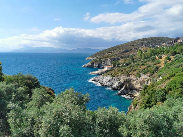Vistas panorámicas del pintoresco paisaje con acantilados, mar azul del Egeo y vegetación. Turquía, Kusadasi. Europa. — Foto de Stock