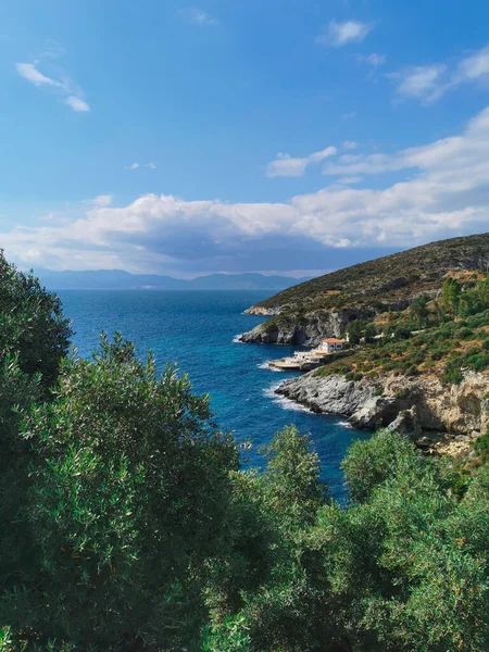 Panoramiczne Widoki Malowniczy Krajobraz Klifami Błękitne Morze Morza Egejskiego Zieleni — Zdjęcie stockowe