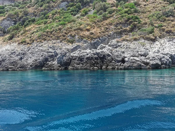 Blick Auf Die Felsige Küste Der Blauen Ägäis Vom Wasser — Stockfoto