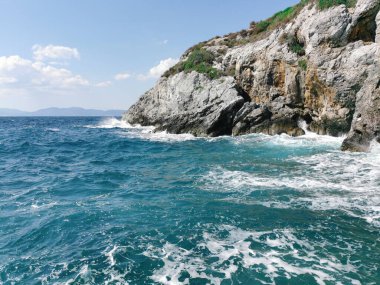 Ege Denizi 'nin dalgaları ve muhteşem uçurumların manzarası. Türkiye, Kusadasi