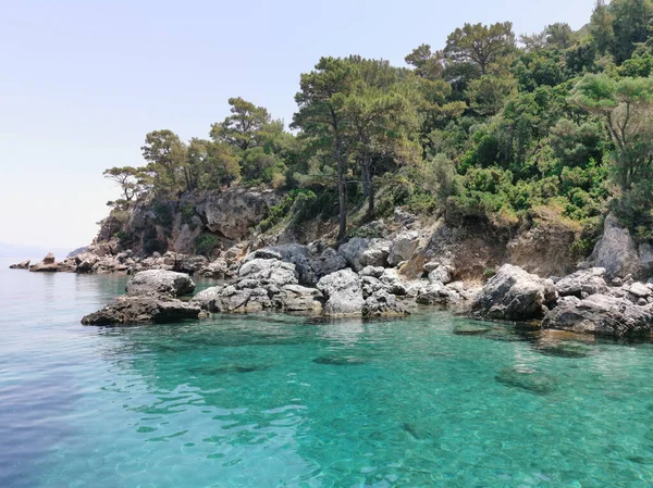 Prachtig Uitzicht Azuurblauwe Kust Rotsen Pijnbomen Egeïsche Zee Turkije Kusadasi — Stockfoto