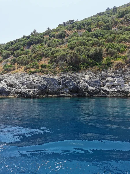 Blick Auf Die Felsige Küste Der Blauen Ägäis Vom Wasser — Stockfoto