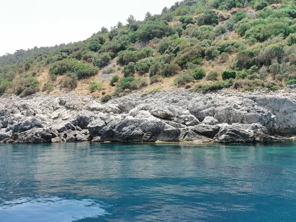 Uitzicht Rotsachtige Kust Van Blauwe Egeïsche Zee Vanaf Het Water — Stockfoto