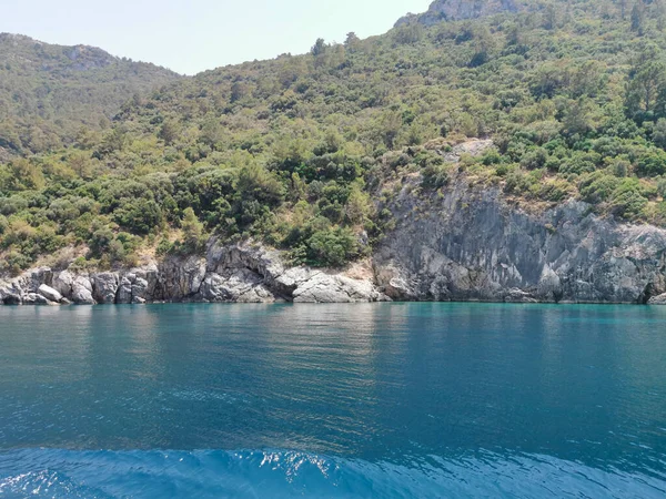 Uitzicht Rotsachtige Kust Van Blauwe Egeïsche Zee Vanaf Het Water — Stockfoto