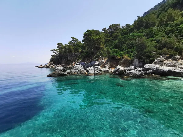 Prachtig Uitzicht Azuurblauwe Kust Rotsen Pijnbomen Egeïsche Zee Turkije Kusadasi — Stockfoto