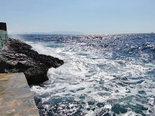 Κύματα Σπάνε Βράχους Καταιγίδα Στη Θάλασσα Kusadasi Τουρκία — Φωτογραφία Αρχείου