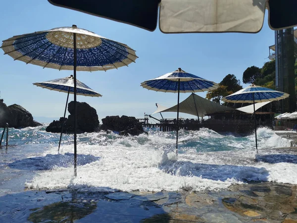 Strandutsikt Med Parasoller Och Storm Havet Stora Vågor Stranden Kusadasi — Stockfoto