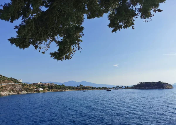 Bonita Vista Las Montañas Mar Azul Día Soleado Kusadasi Turquía — Foto de Stock