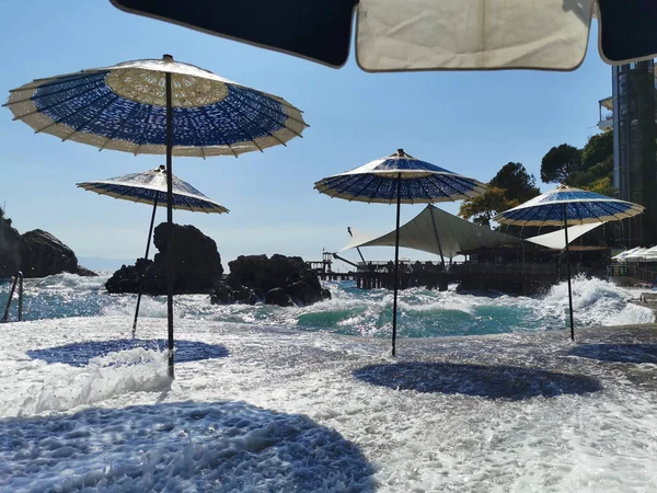 Beach View Umbrellas Storm Sea Большие Волны Пляже Кушадасы Турция — стоковое фото