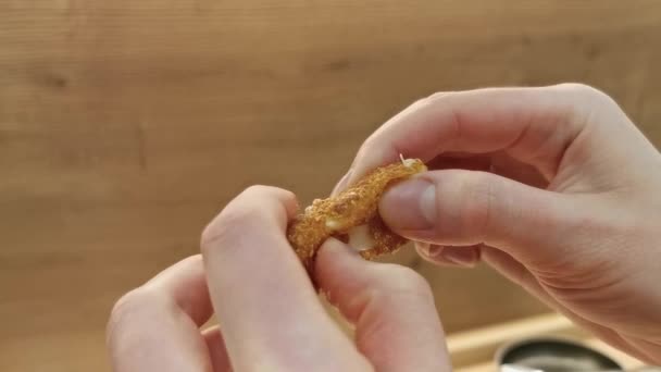 Queijo Frito Mozzarella Stick Rasgado Aberto Queijo Derretido Sai Massa — Vídeo de Stock