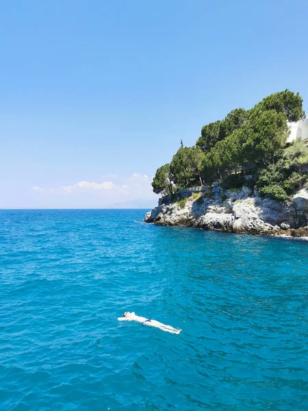 男は美しい青いエーゲ海で泳いでいます トルコのクサダシ — ストック写真