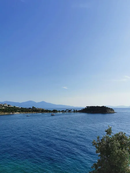 Pěkný Výhled Hory Modré Moře Slunečného Dne Kusadasi Turecko — Stock fotografie