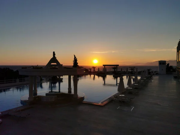 Чудовий Захід Сонця Над Порожнім Басейном Морем Егейське Море Туреччина — стокове фото