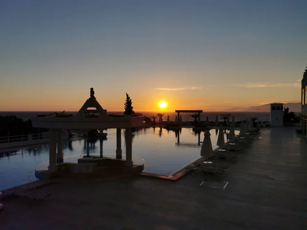 Schöner Sonnenuntergang Über Dem Leeren Pool Und Dem Meer Die — Stockfoto