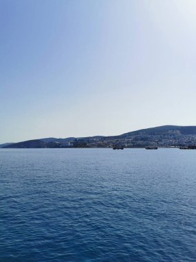 Güneşli bir günde güzel bir dağ ve mavi deniz manzarası. Kusadasi, Türkiye