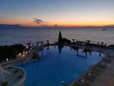 Boş havuz ve denizin üzerinde güzel bir gün batımı. Ege Denizi. Türkiye, Kusadasi