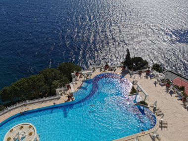 Güneşli bir günde deniz kenarında mavi suyu olan boş bir sahilin güzel manzarası. Ege Denizi. Türkiye, Kusadasi