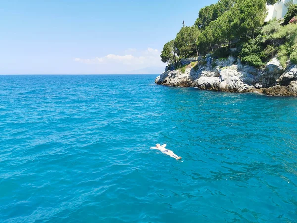 那家伙在美丽的蓝色爱琴海游泳 Kusadasi 土耳其 — 图库照片