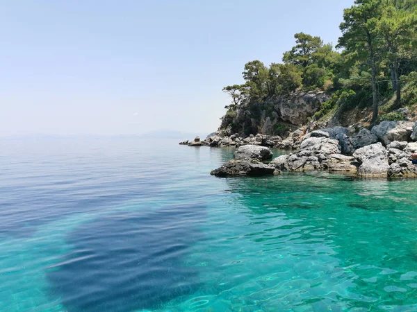 Prachtig Uitzicht Azuurblauwe Kust Rotsen Pijnbomen Egeïsche Zee Turkije Kusadasi — Stockfoto