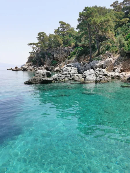 Piękny Widok Lazurowe Wybrzeże Skały Sosny Morze Egejskie Turcja Kusadasi — Zdjęcie stockowe