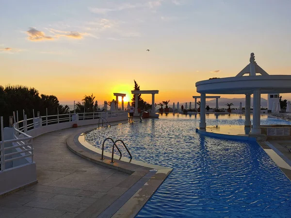 Schöner Sonnenuntergang Über Dem Leeren Pool Und Dem Meer Die — Stockfoto