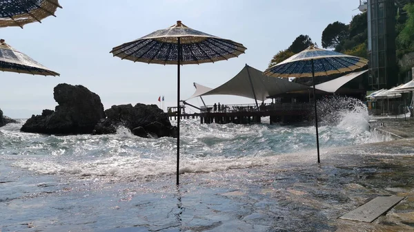 Vista a la playa con sombrillas y tormenta en el mar. Grandes olas en la playa. Kusadasi, Turquía —  Fotos de Stock