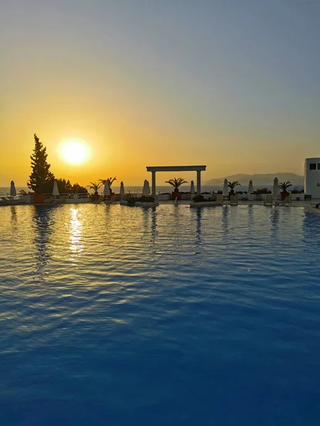 Schöner Sonnenuntergang Über Dem Leeren Pool Und Dem Meer Die — Stockfoto