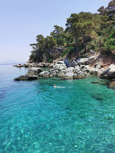 Młoda Dziewczyna Bikini Pływa Lazurowej Plaży Skałami Sosnami Morze Egejskie — Zdjęcie stockowe