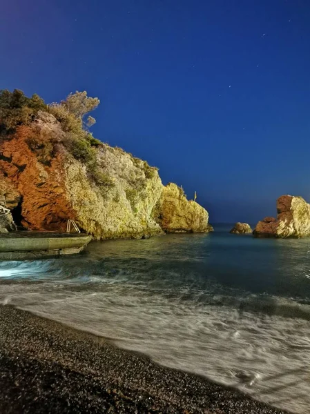 Vista Hermosa Costa Rocosa Por Noche Con Olas Azules Adecuado — Foto de Stock