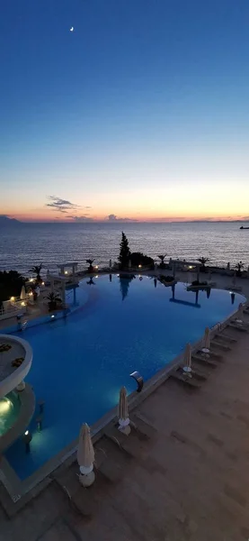 Schöner Sonnenuntergang Über Dem Leeren Pool Und Dem Meer Die — Stockfoto